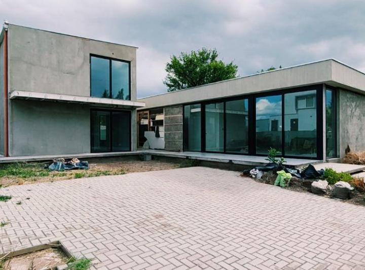 Casa · 290m² · 7 Ambientes · 1 Cochera
