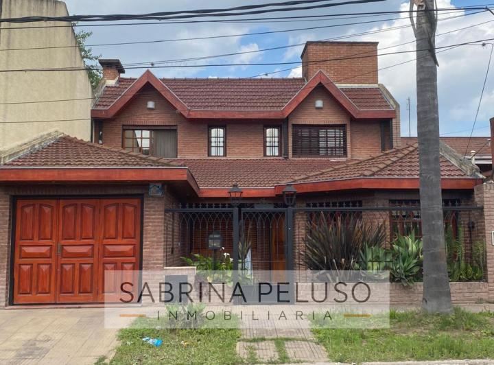 Casa · 150m² · 4 Ambientes · 2 Cocheras