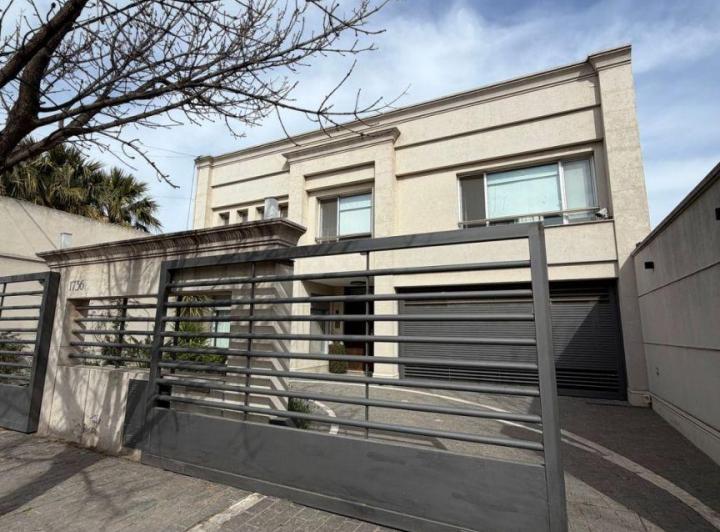 Casa · 318m² · 4 Ambientes · 2 Cocheras