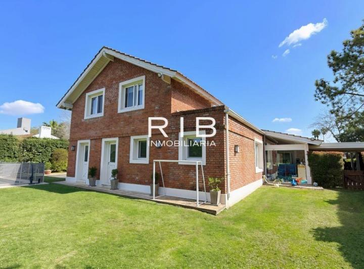 Casa · 284m² · 5 Ambientes · 3 Cocheras