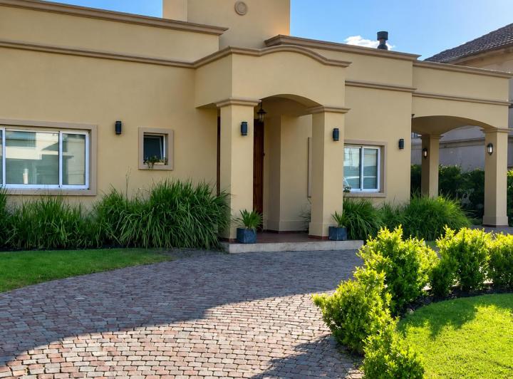Casa · 270m² · 4 Ambientes · 1 Cochera