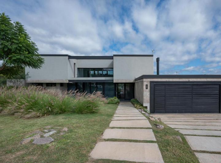 Casa · 420m² · 3 Ambientes · 2 Cocheras
