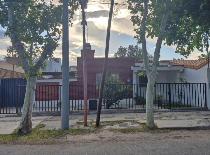 Casa · 70m² · 5 Ambientes · 2 Cocheras