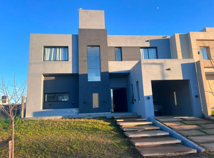 Casa · 220m² · 5 Ambientes · 2 Cocheras