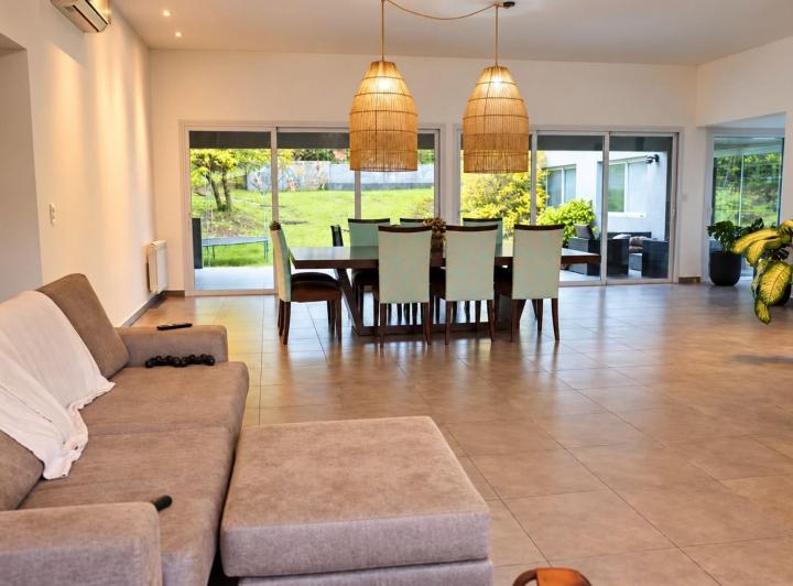 Casa · 426m² · 8 Ambientes · 2 Cocheras