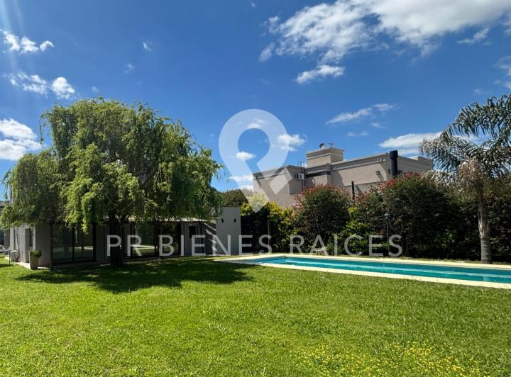 Casa · 926m² · 5 Ambientes · 2 Cocheras