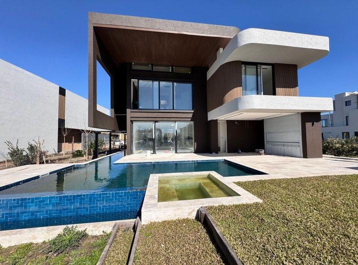 Casa · 550m² · 6 Ambientes · 1 Cochera