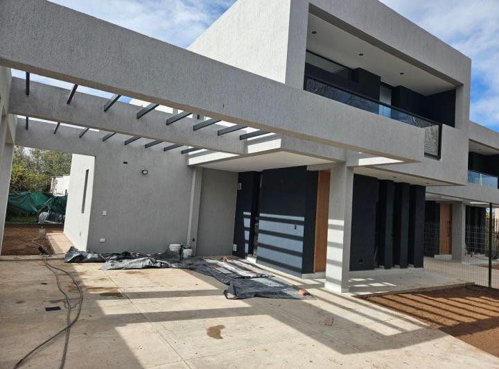 Casa · 150m² · 7 Ambientes · 2 Cocheras