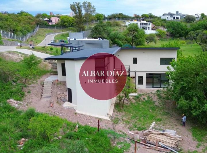 Casa · 395m² · 6 Ambientes · 2 Cocheras