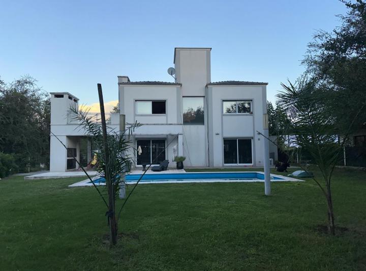 Casa · 204m² · 3 Dormitorios · 4 Cocheras