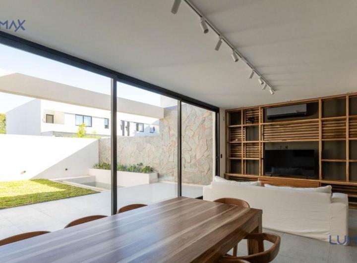 Casa · 180m² · 4 Ambientes · 2 Cocheras