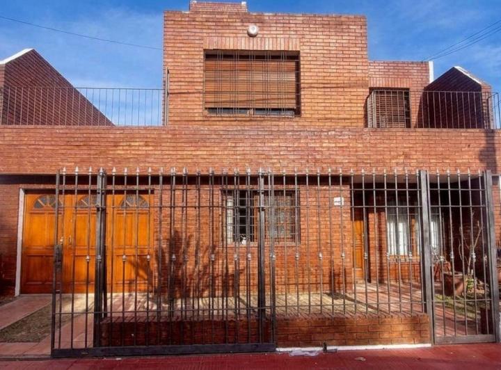 Casa · 216m² · 7 Ambientes · 1 Cochera