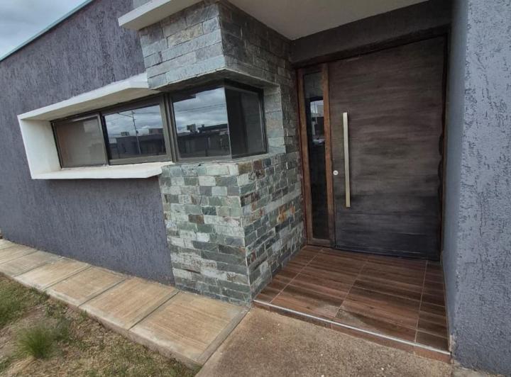 Casa · 140m² · 6 Ambientes · 2 Cocheras