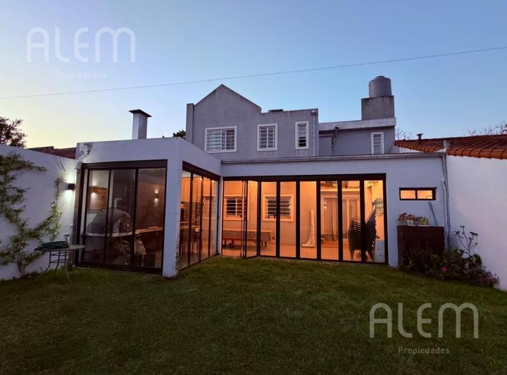 Casa · 300m² · 6 Ambientes · 1 Cochera