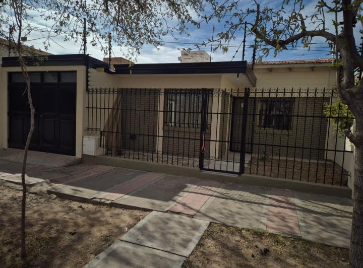 Casa · 210m² · 5 Ambientes · 1 Cochera