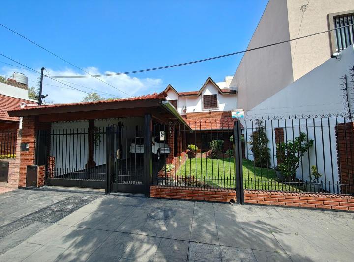 Casa · 218m² · 5 Ambientes · 2 Cocheras