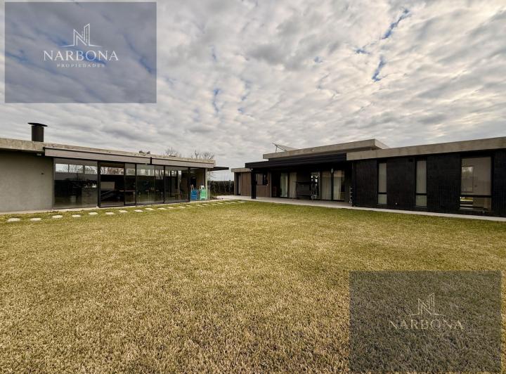 Casa · 253m² · 7 Ambientes · 4 Cocheras