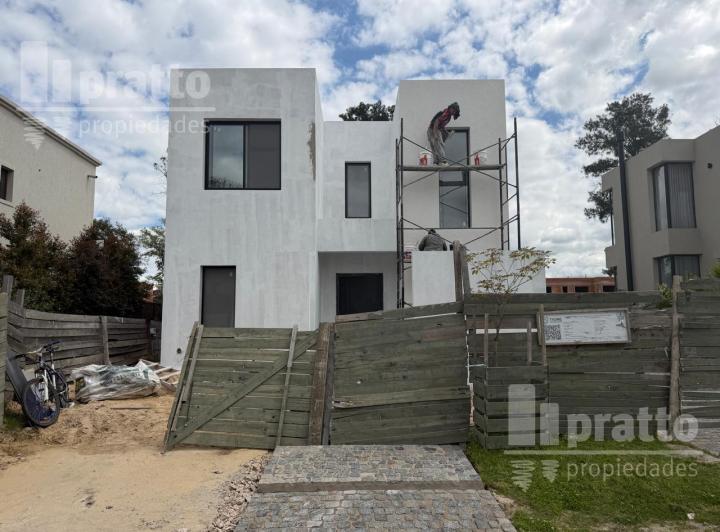 Casa · 185m² · 5 Ambientes · 2 Cocheras