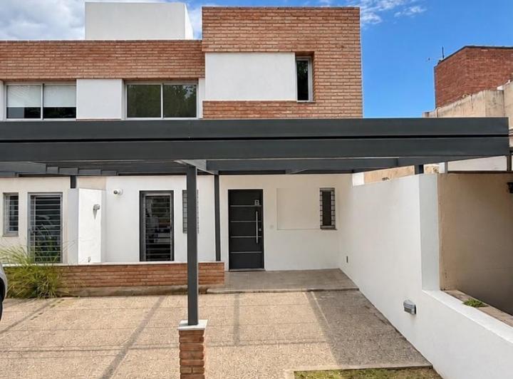 Casa · 140m² · 4 Ambientes · 2 Cocheras