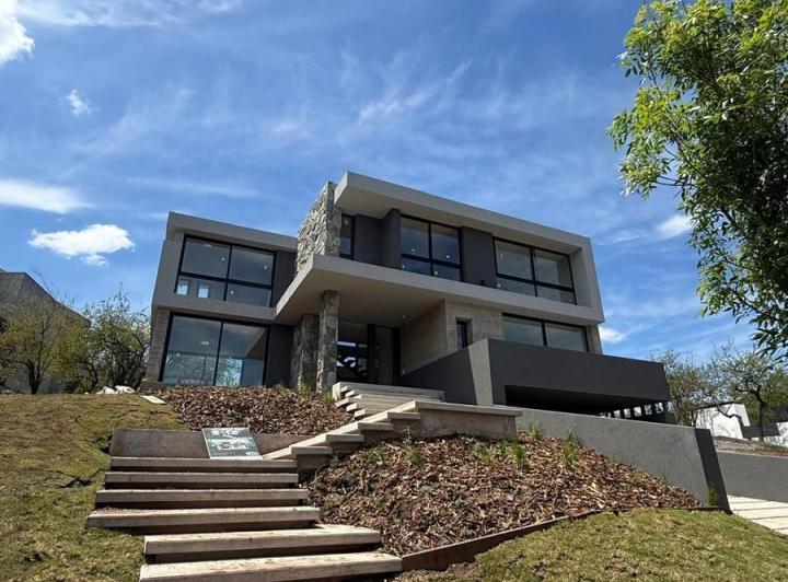 Casa · 394m² · 6 Ambientes · 2 Cocheras