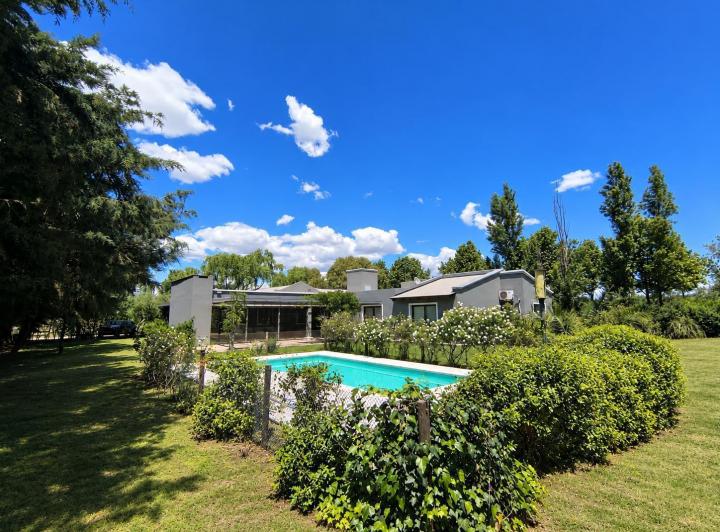 Casa · 320m² · 5 Ambientes · 2 Cocheras