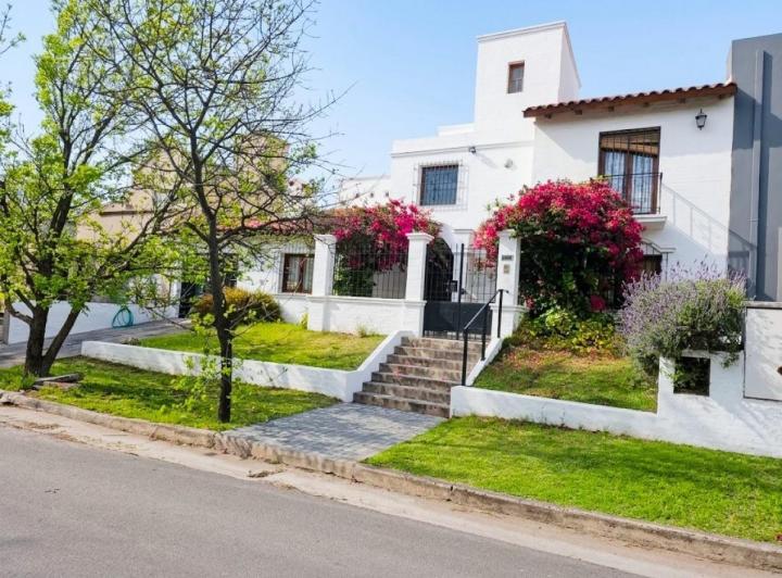 Casa · 302m² · 6 Ambientes · 2 Cocheras