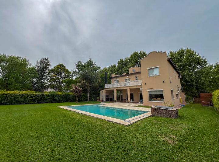 Casa · 206m² · 6 Ambientes · 5 Cocheras