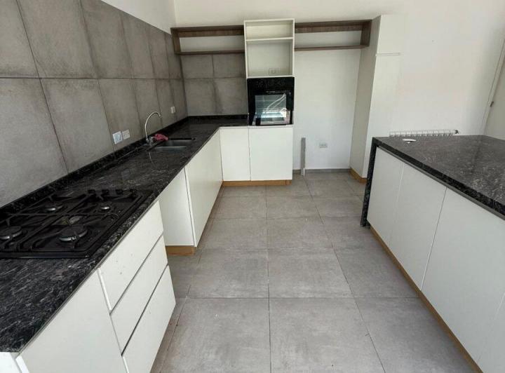 Casa · 200m² · 7 Ambientes · 2 Cocheras
