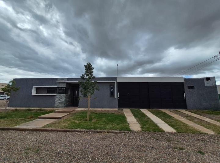 Casa · 140m² · 2 Dormitorios