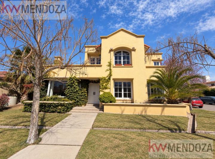 Casa · 316m² · 6 Ambientes · 2 Cocheras