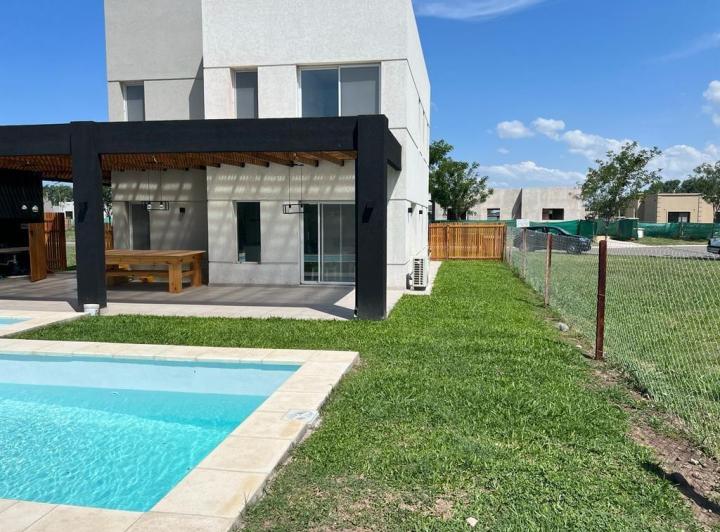 Casa · 10m² · 5 Ambientes · 2 Cocheras