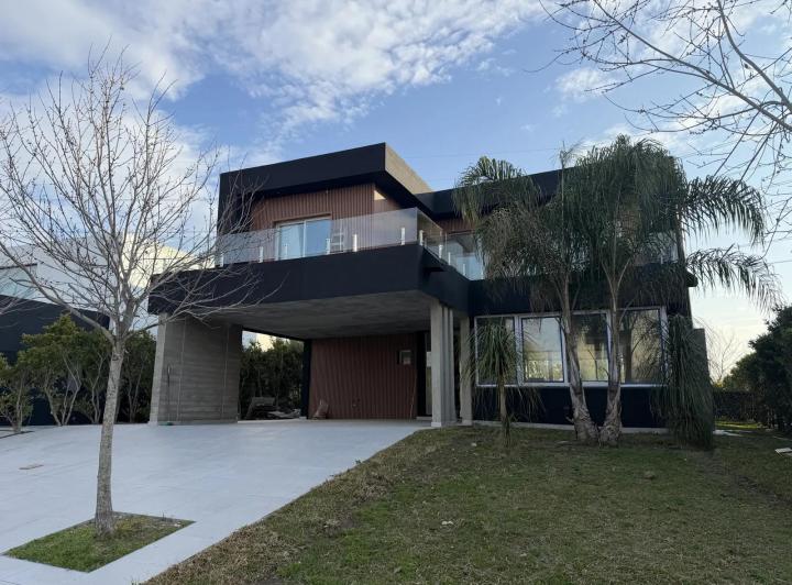 Casa · 320m² · 7 Ambientes · 3 Cocheras