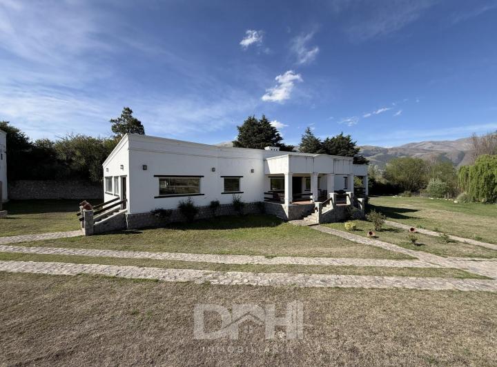 Casa · 280m² · 6 Ambientes · 2 Cocheras