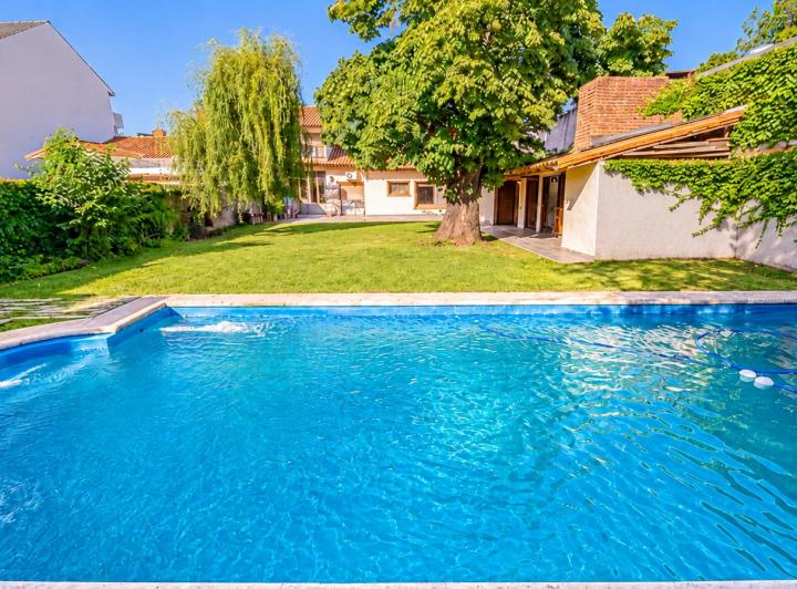 Casa · 250m² · 7 Ambientes · 1 Cochera