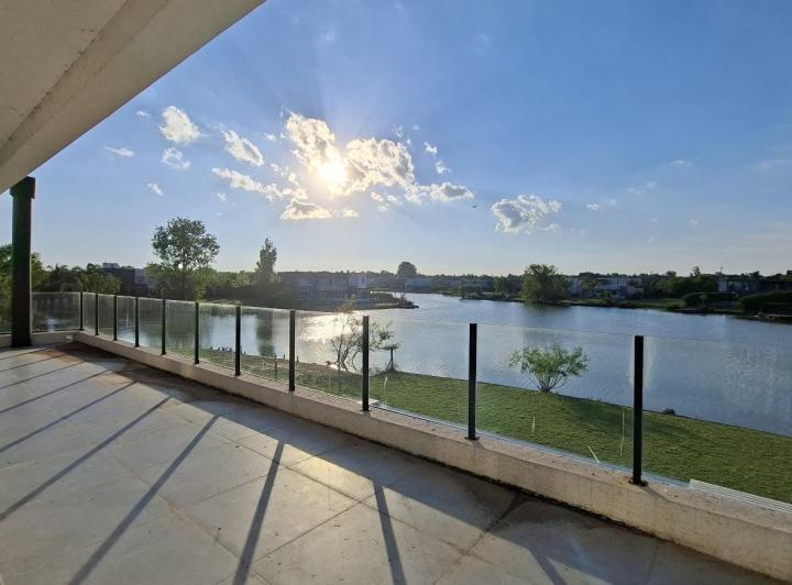 Casa · 250m² · 6 Ambientes · 4 Cocheras