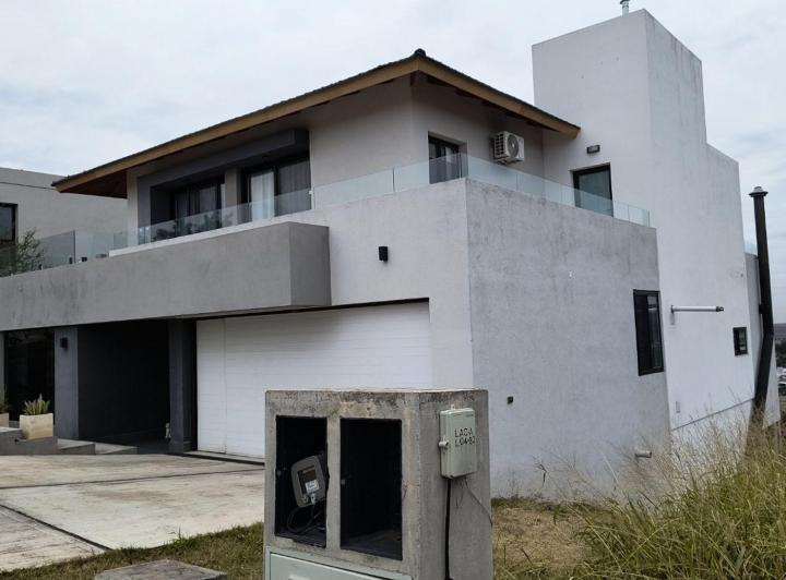 Casa · 438m² · 10 Ambientes · 2 Cocheras