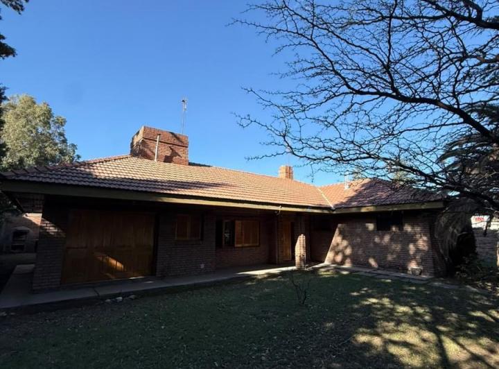Casa · 328m² · 5 Ambientes · 1 Cochera