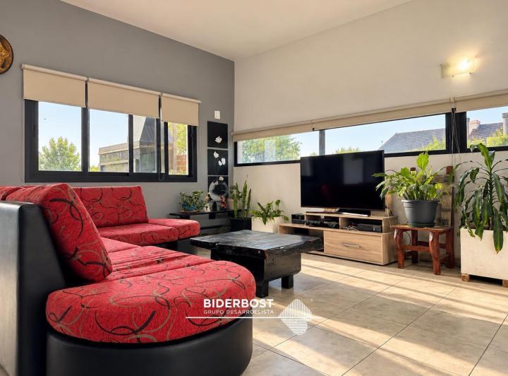 Casa · 222m² · 5 Ambientes · 2 Cocheras