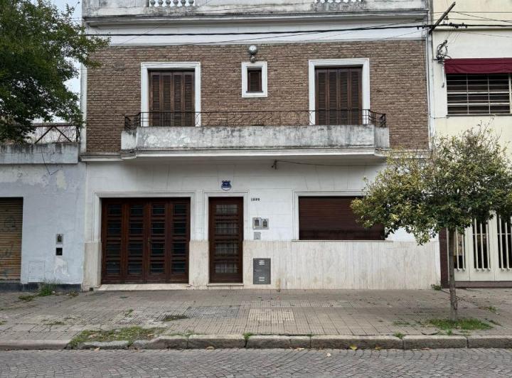 Casa · 213m² · 10 Ambientes · 1 Cochera