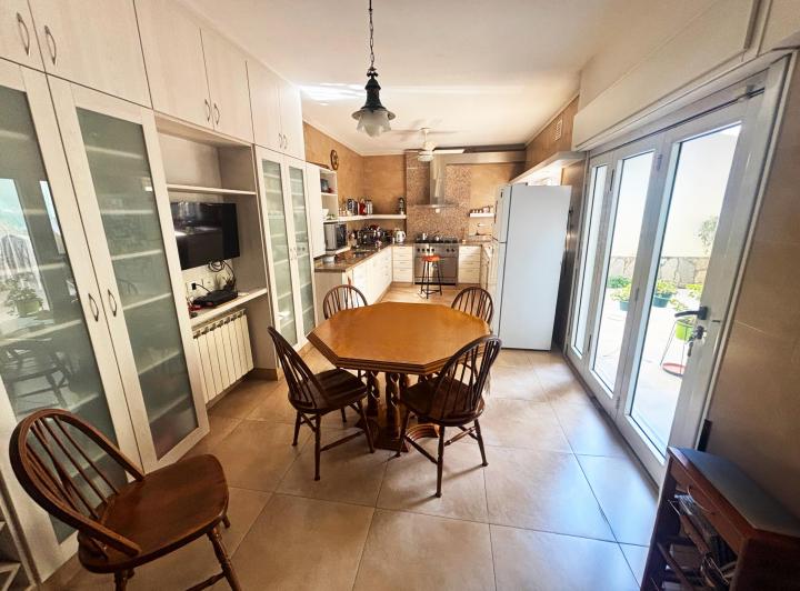 Casa · 260m² · 6 Ambientes · 1 Cochera