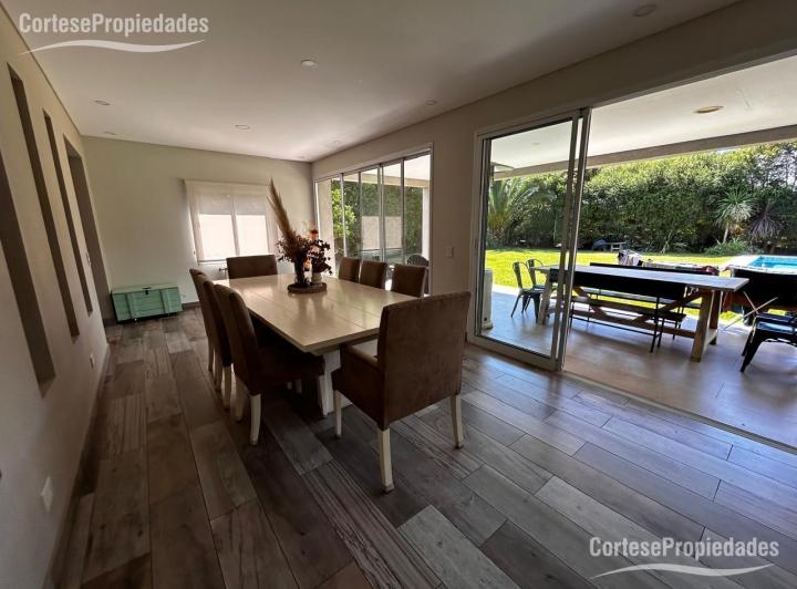 Casa · 220m² · 4 Ambientes