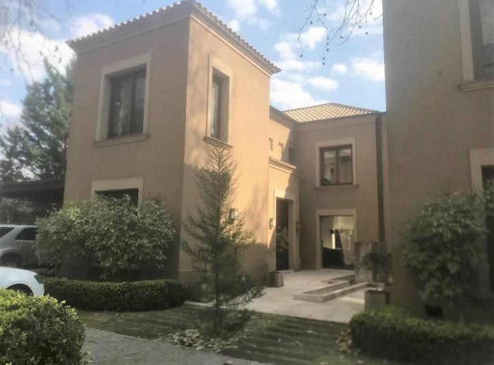 Casa · 300m² · 5 Ambientes · 2 Cocheras