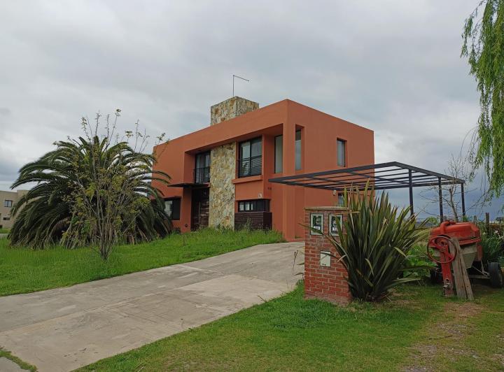 Casa · 207m² · 5 Ambientes · 2 Cocheras