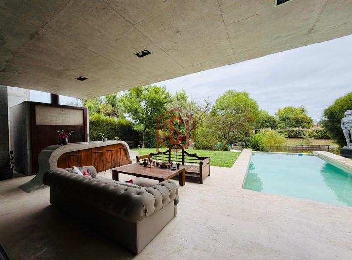 Casa · 500m² · 5 Ambientes · 2 Cocheras