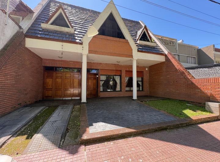 Casa · 220m² · 3 Dormitorios · 3 Cocheras