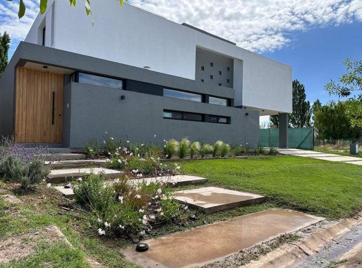 Casa · 185m² · 5 Ambientes · 2 Cocheras