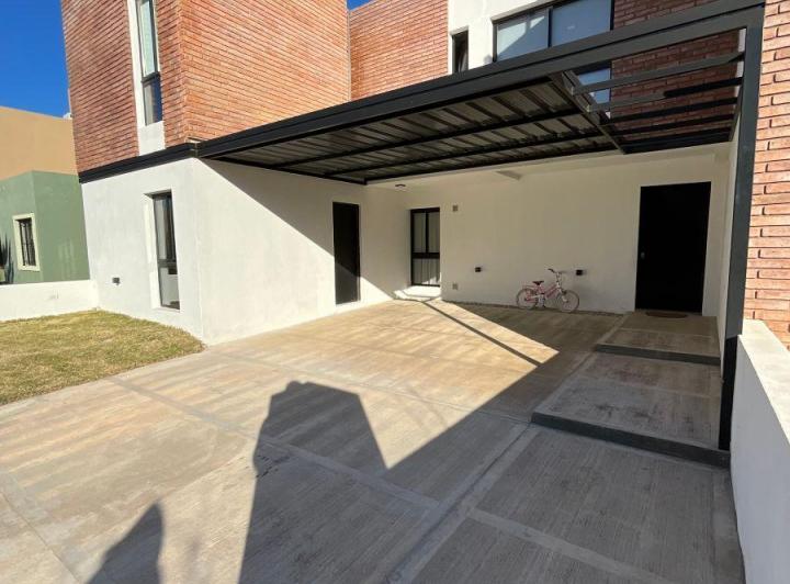 Casa · 147m² · 6 Ambientes · 2 Cocheras