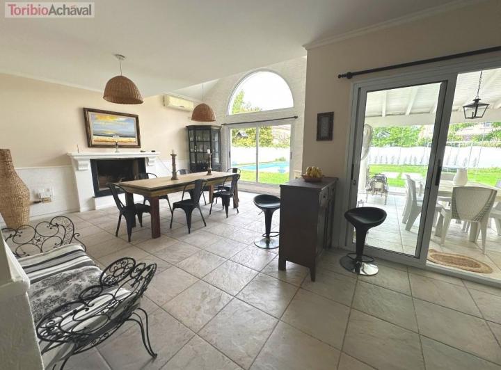 Casa · 245m² · 8 Ambientes · 3 Cocheras