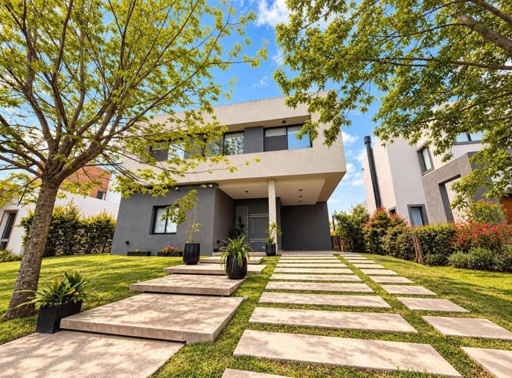Casa · 230m² · 5 Ambientes · 3 Cocheras