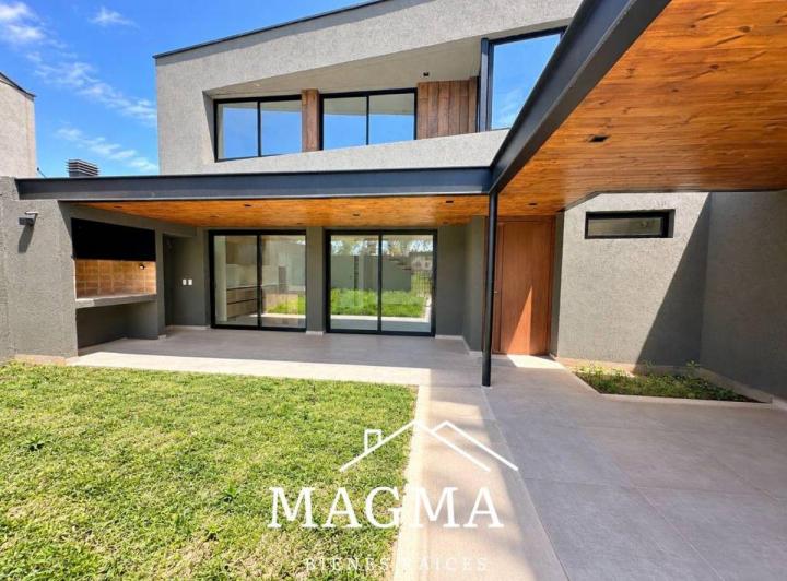Casa · 185m² · 5 Ambientes · 2 Cocheras